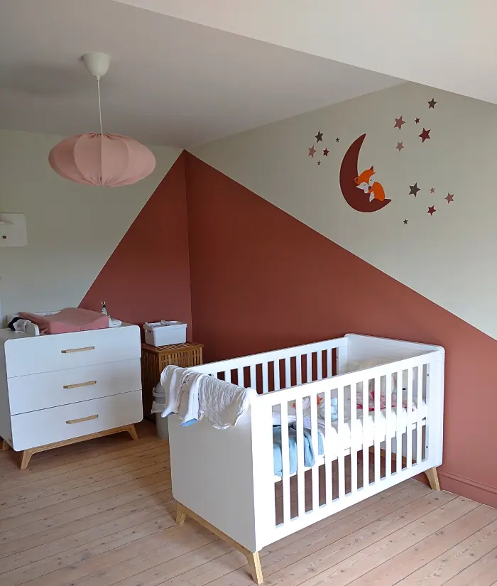 Terracotta babykamer met vosje op maan sticker